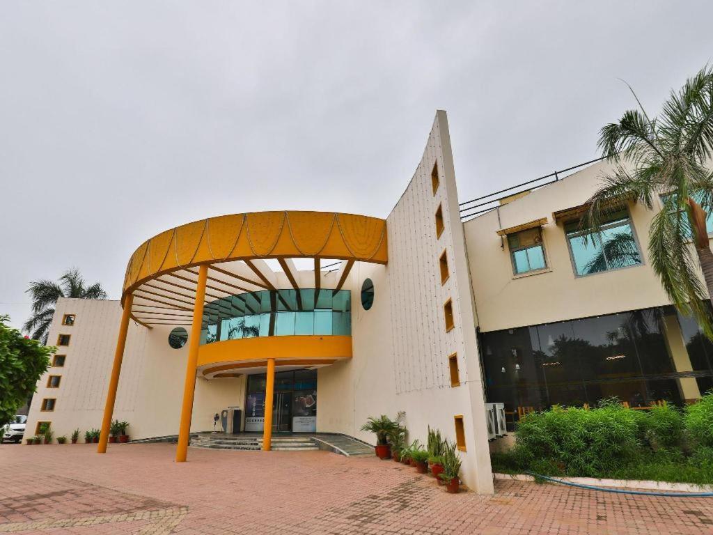 Infocity Club And Resort Gandhinagar Luaran gambar